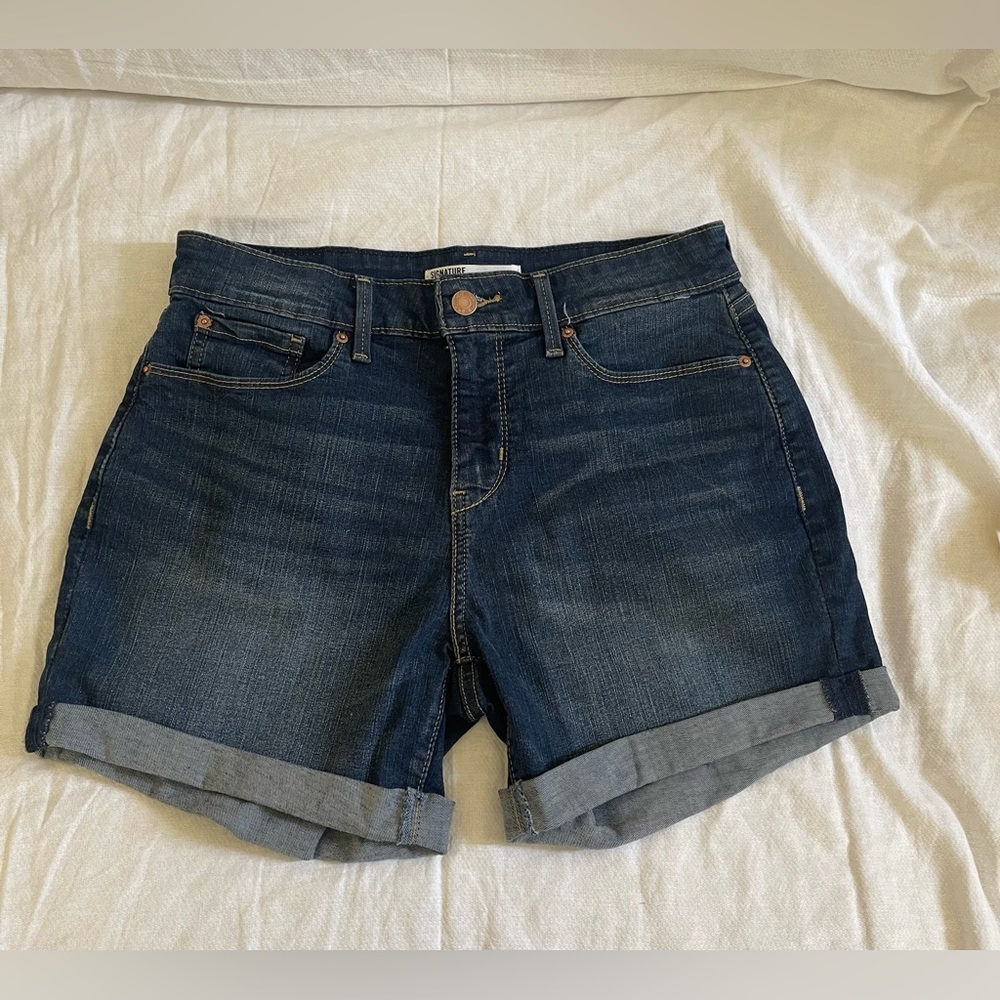 Signature Levi Strauss denim Mid-rise shorts woman’s size 6/W28